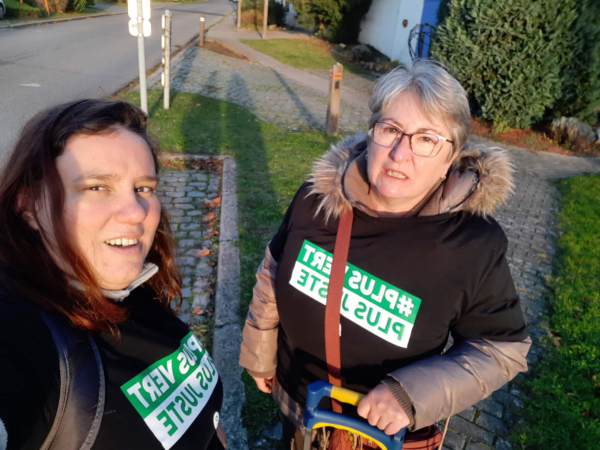 Nadia et Cécile distribue des plants chez les Villersois